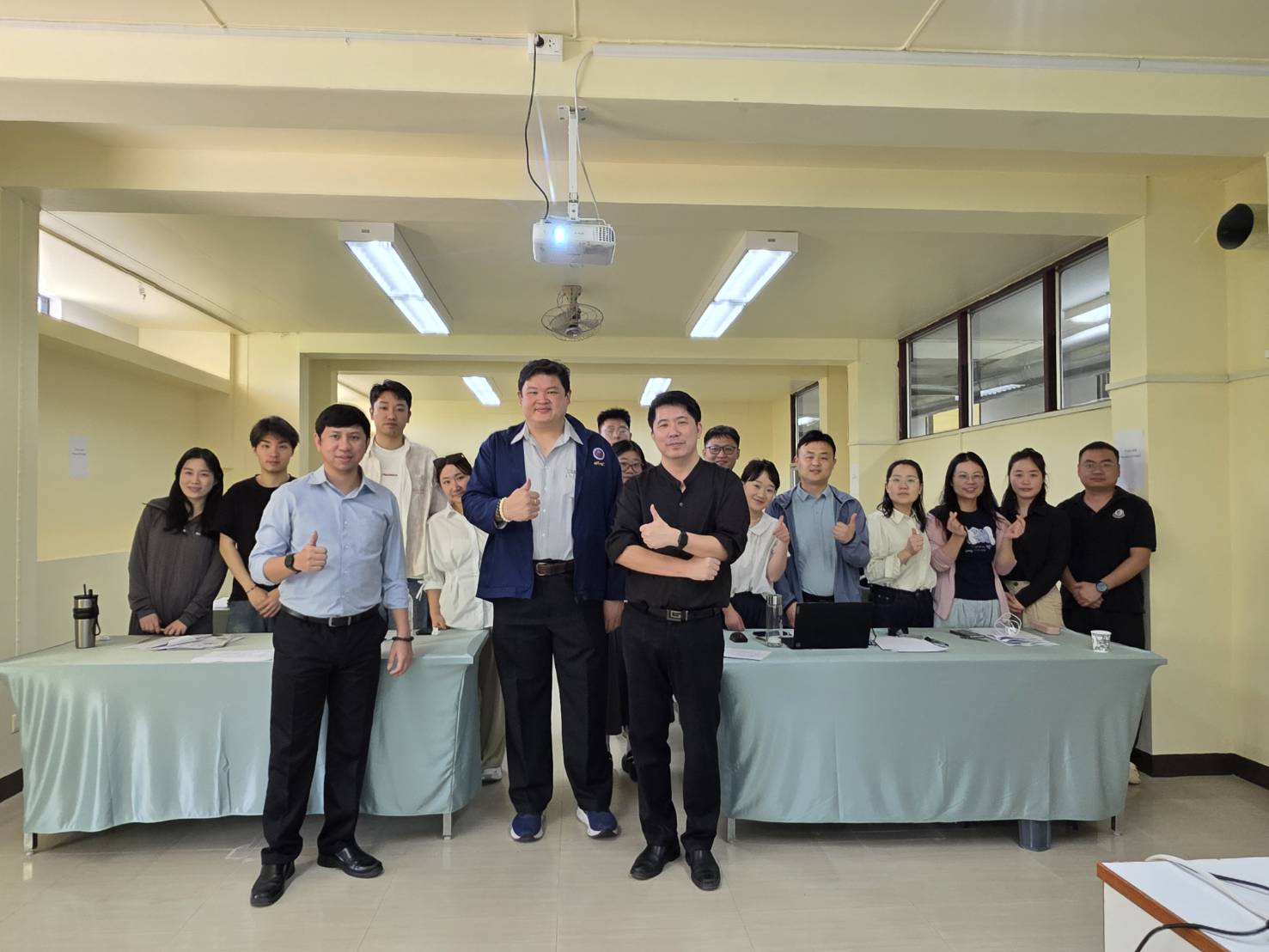 คณบดีคณะมนุษยศาสตร์และสังคมศาสตร์เข้า พบปะพูดคุย กับ นักศึกษาบัณฑิตศึกษานานาชาติหลักสูตรบริหารธุรกิจมหาบัณฑิต (MBA)